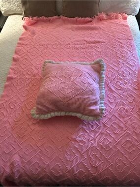 Soft Pink Knit Diamond-Pattern Bed Throw with Matching Pillow